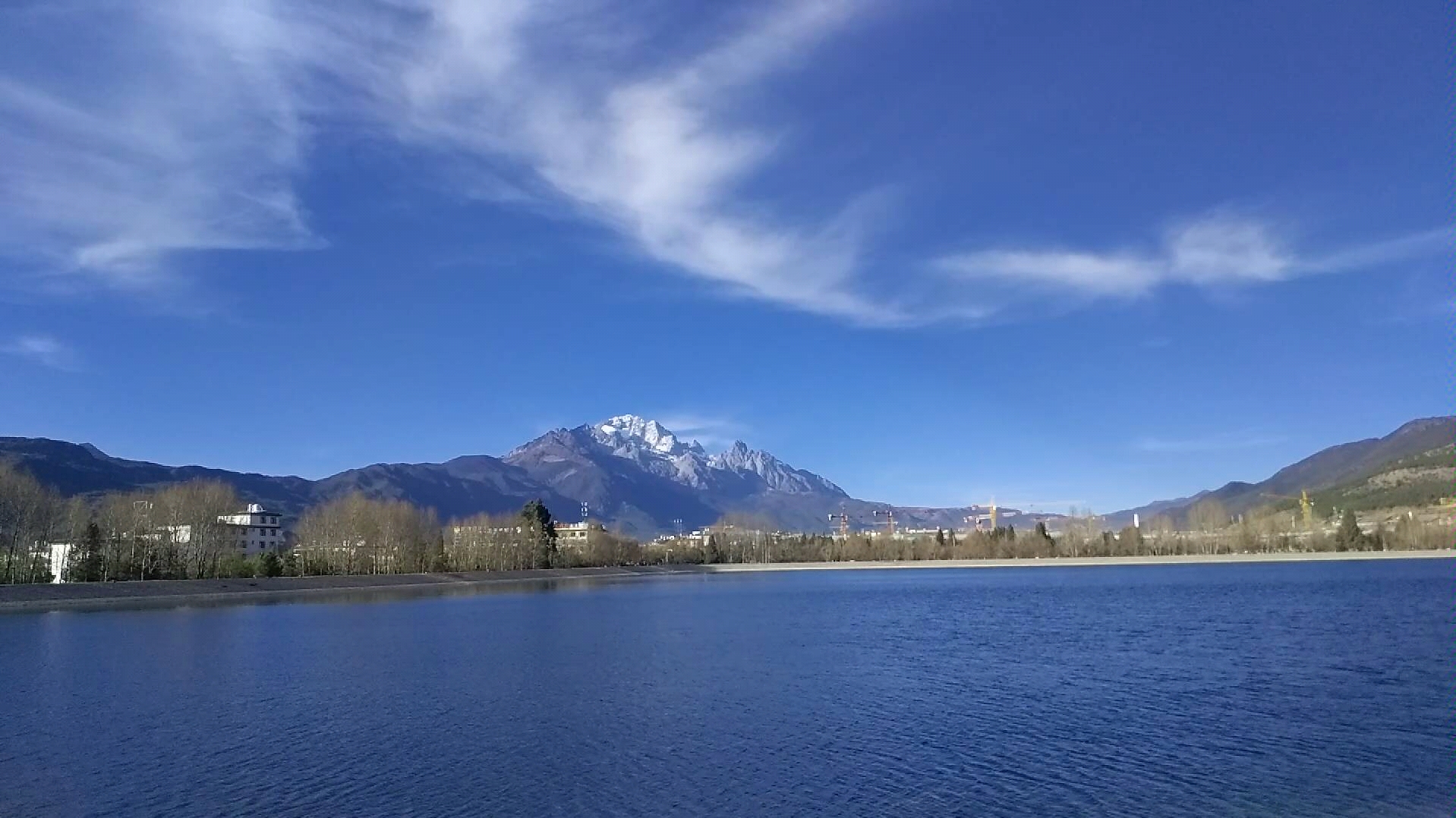 玉龙雪山远景延时照