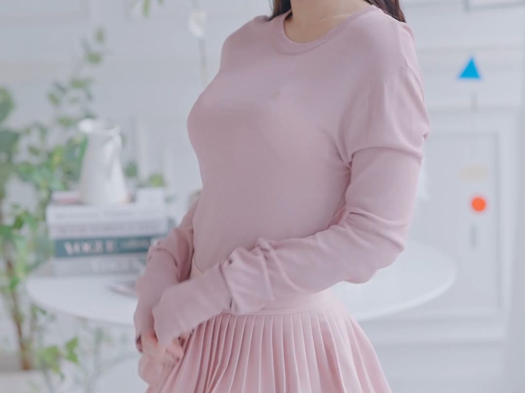 Miss Seoyoon's Cute Pink Pleated Skirt Outfit