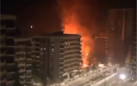 法国暴乱。一栋大型住宅楼被烧-公共设施被破坏