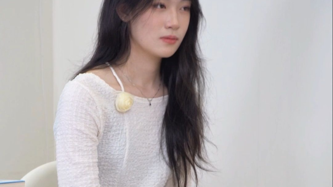 校花小艺白色连衣裙写真花絮完整版