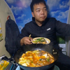 穷游宁夏晚上温度降到零下寒气逼人太冷了，躲进小房车里吃肥牛火锅真暖和