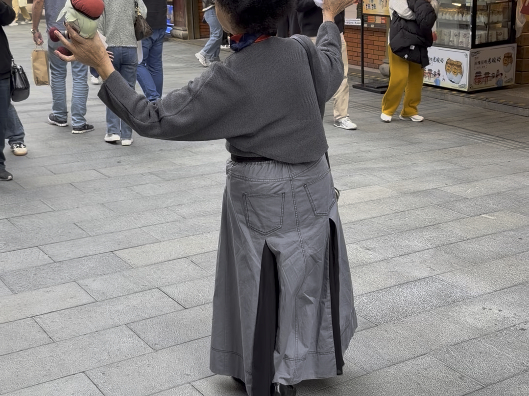帮棉花娃娃拍照到一半突然被不认识的阿姨拿走然后原地跳舞 何意味？