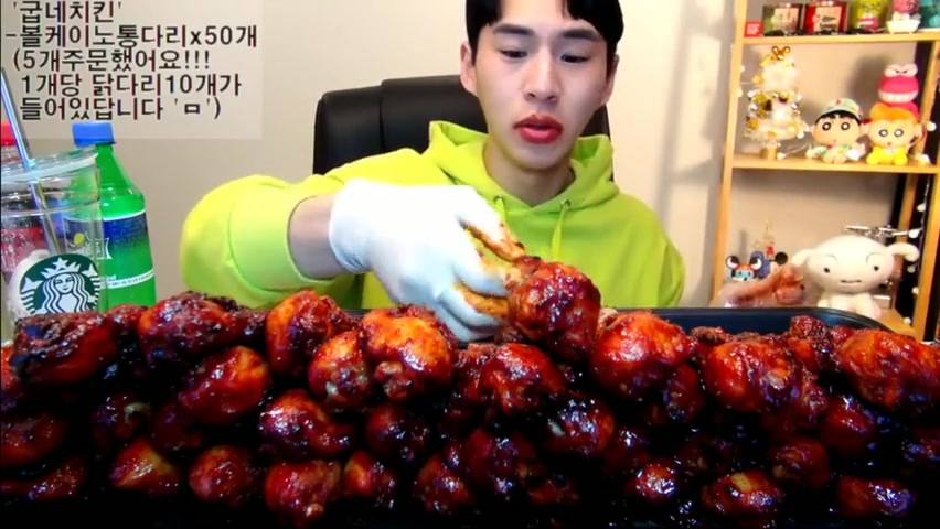 超爱吃播：韩国奔驰小哥吃鸡腿，一口一个