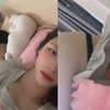爸爸将女儿搂怀里看手机，妈妈被晾在一旁吃醋，女儿露出神秘微笑