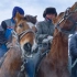 观看哈萨克族冬季赛马，为什么骑手都是未成年的小朋友呢？