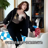11_聂小雨去旅游时，在车后备箱换衣服，脚上鞋子遭吐槽：咋不踩高跷