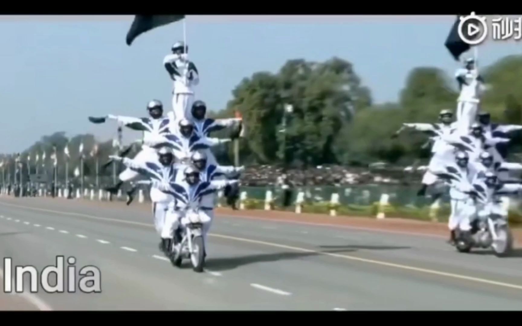 印度阅兵摩托车特技又出新花样 全女兵车队上阵