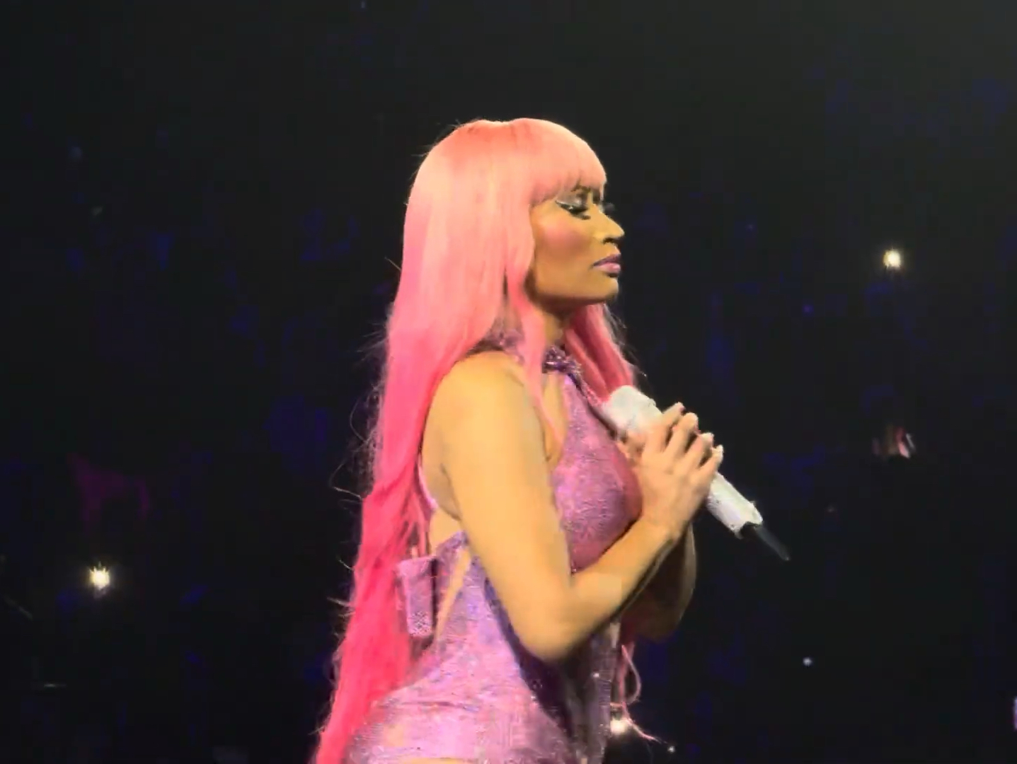 【欧美戴佩妮】Nicki Minaj巡演纽约站、粉丝激情演绎经典热单「The Night Is Still Young」