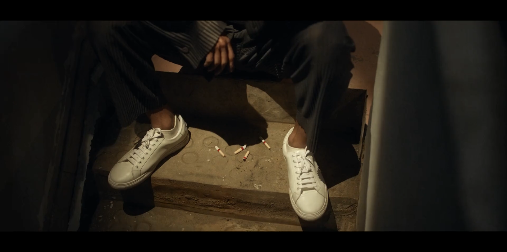 【空镜】坐着抽了很多烟/锁门/绑架/自救/画和背影和猫/躺着接电话/白猫/递纸巾/脚/地铁/行李箱/手表/追踪信号/犹豫签字/弹钢琴/鼓掌/玫瑰花信封/一盒子信