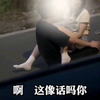 学生情侣晚上坐路上亲吻，太不像话了