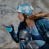 她只带着头盔和护膝，用长板体验100公里每小时的极速！