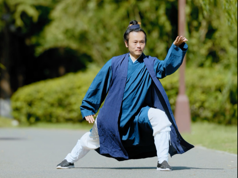 早起最好的三组古法健身动作，每天坚持五分钟。