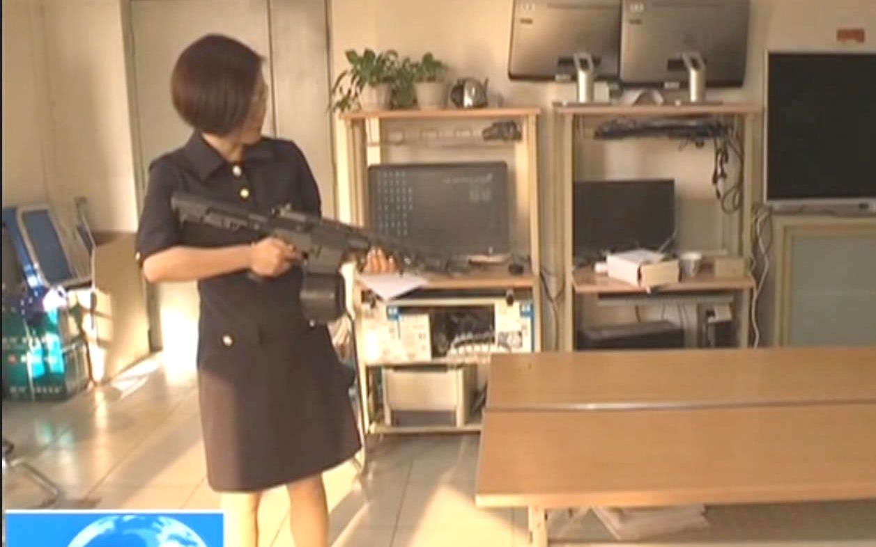 央视新闻：记者在网上购买水弹枪测试威力
