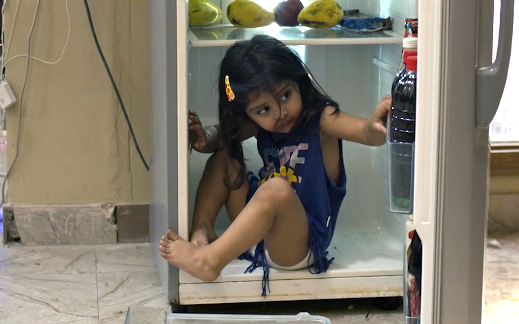 真事改编，母亲自杀，三岁女孩把自己锁进冰箱，看得我全程窒息！《皮胡》