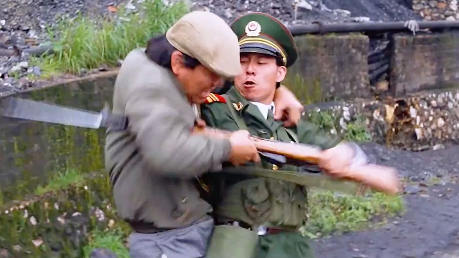 ”果子狸炖水鱼鞭，给我也加一个，成龙大哥饰演卧底与毒老大斗智斗勇“《超级警察》