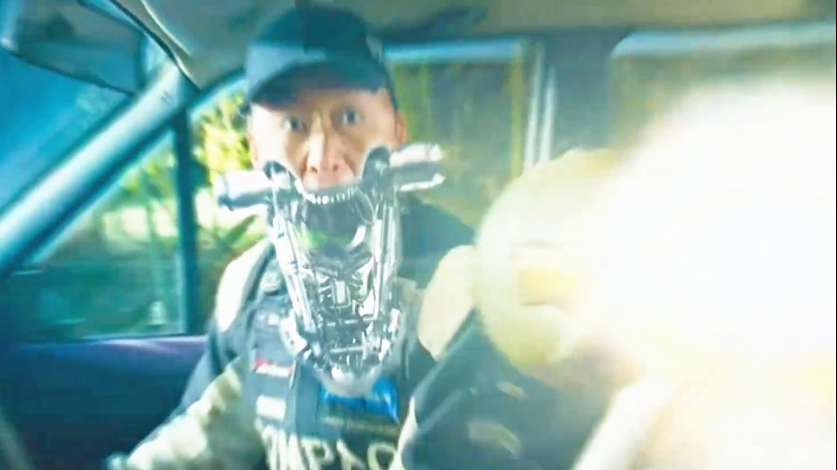 “吴京: 我生吞过火箭弹，你吞过吗？！！！”