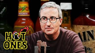 2024.02.01 【First We Feast】<em class="keyword">约翰·奥利弗</em>吃辣鸡翅时对人类的恐惧｜Hot Ones