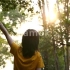 【凌点网】森林里女孩向太阳招手视频素材-凌点视频素材网