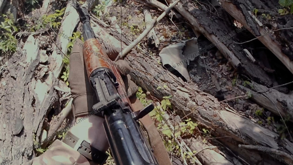 一名乌军士兵的头戴相机记录下自己被伏击射杀的全过程