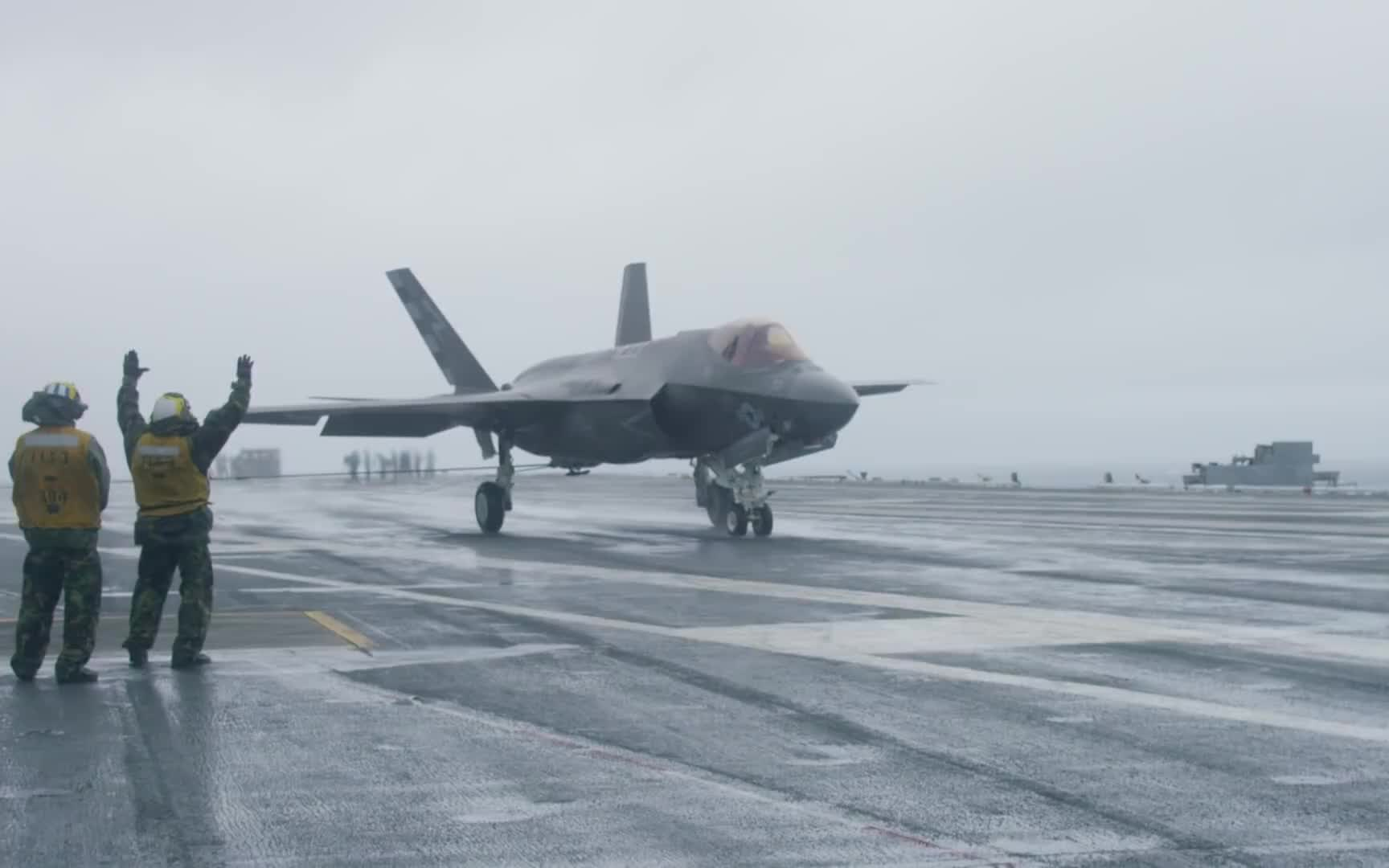 【油管1080p】慢镜头 F-35C在飓风天气影响下着舰