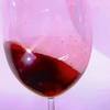 摇晃的红酒杯