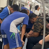 地铁上三个学生拿着英语卷子请教外国人，拍摄者：不论最后解答得怎样，他们敢大胆上前提问，就值得点赞