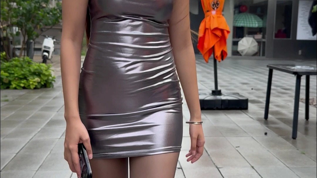 银色连衣裙 黑丝 高跟鞋