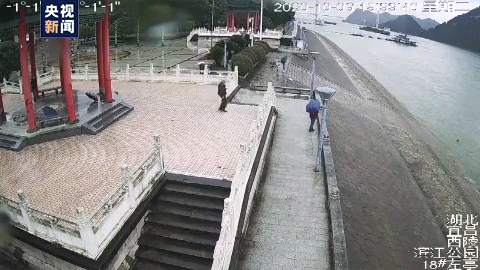 30秒，他飞奔而来，冲进长江！