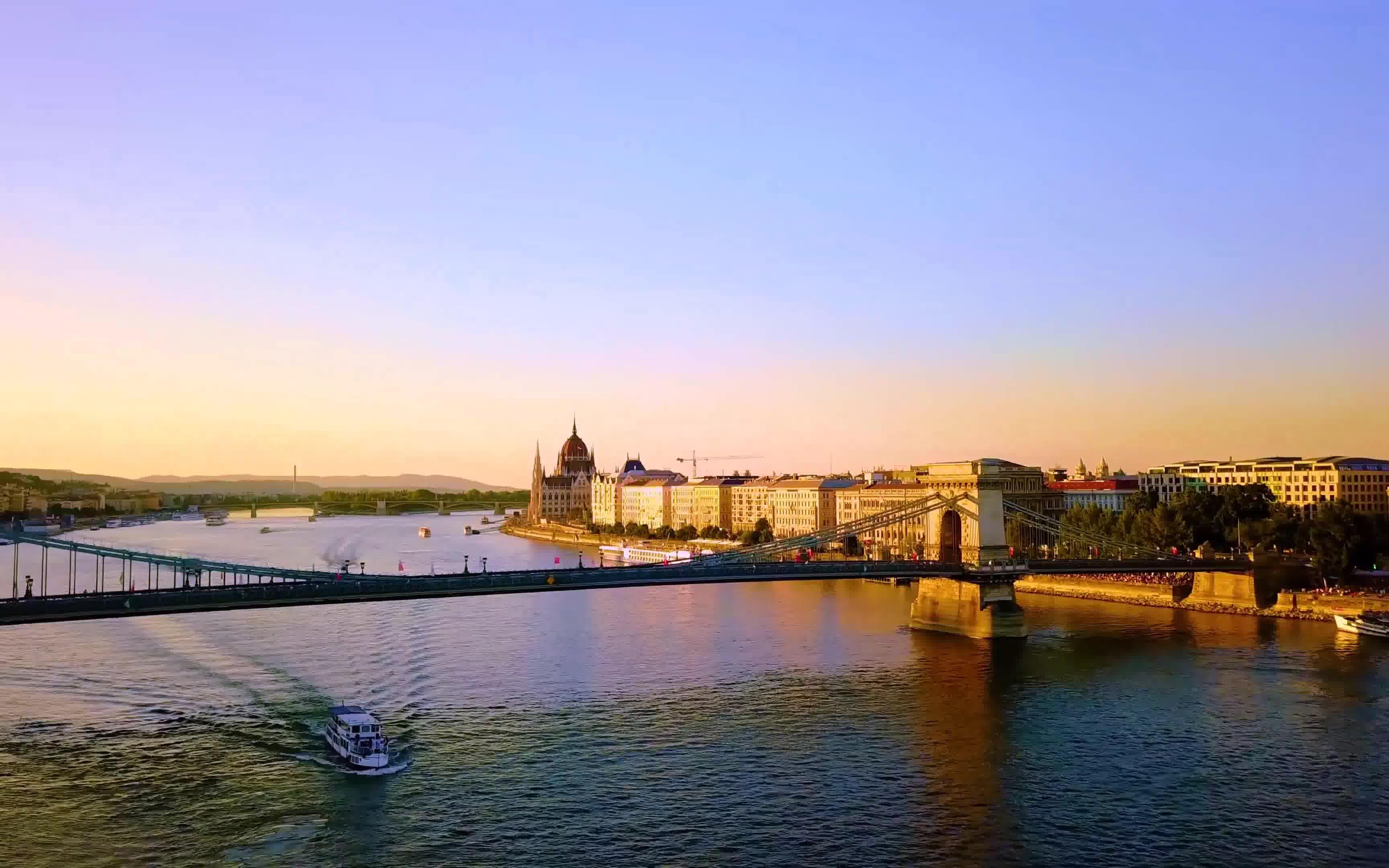 多瑙河畔金色的布达佩斯《a golden hour by the danube river in