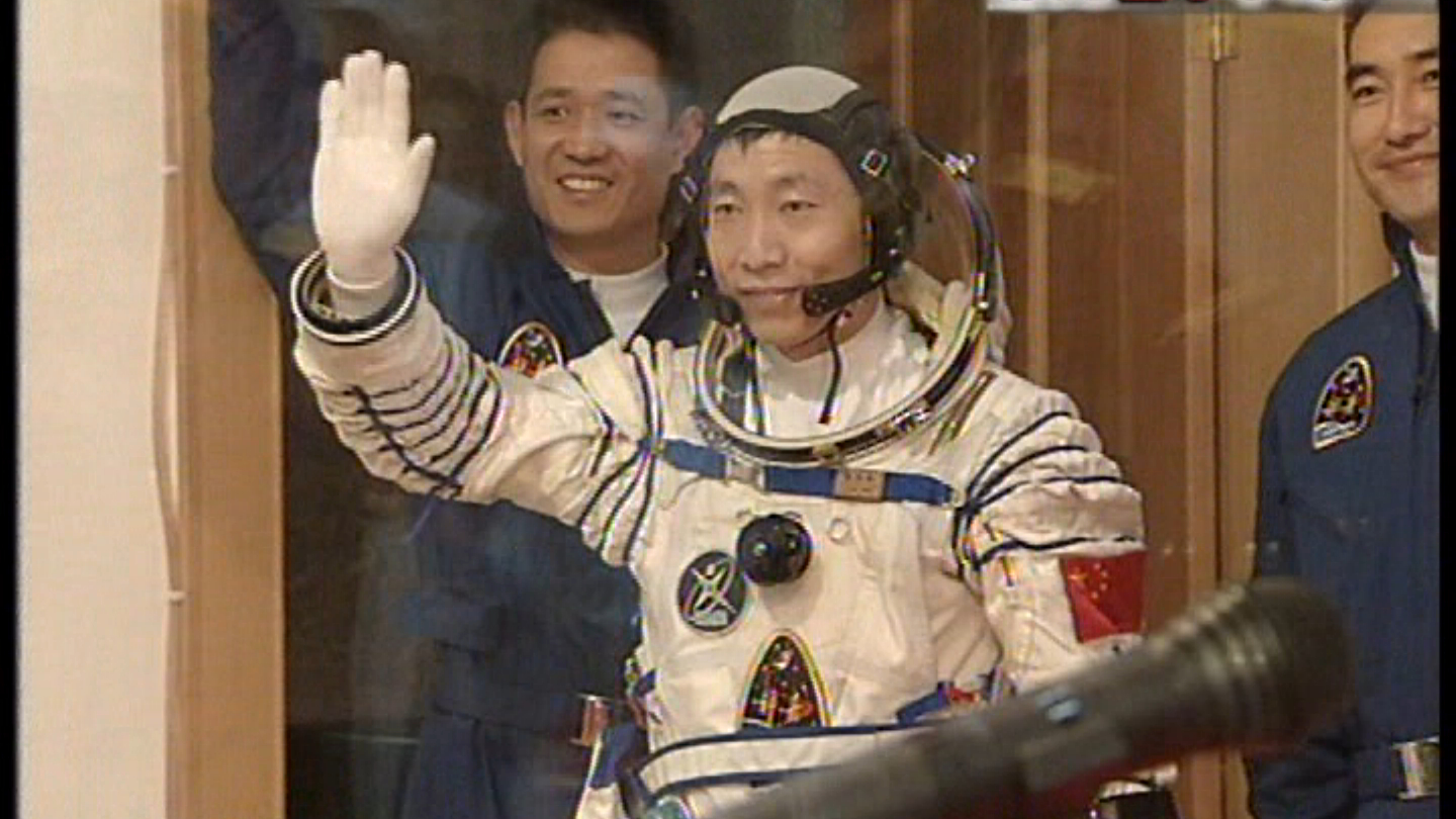 历史性的时刻：2003年神舟五号首次载人航天飞行21小时纪实