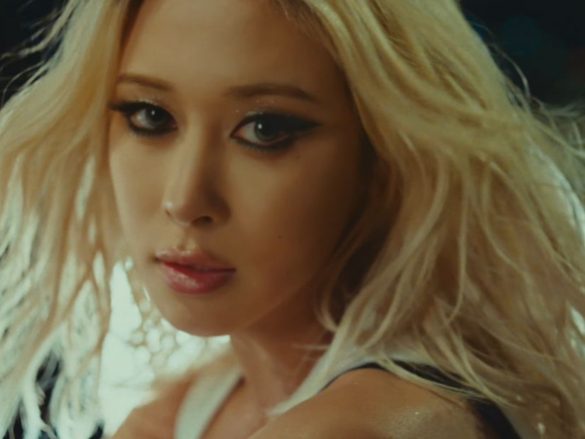 多荣Solo回归曲What's a girl to do MV公开