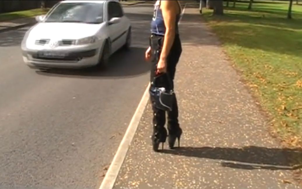 芭蕾高跟鞋健步如飞，外国女子18厘米超高跟穿过市区BALLET SHOES _walking in sunshine_ .wmv(720P_HD)