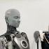 AI机器人Ameca，对进入其“个人空间”的东西作出反应