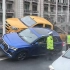 上海高架两车斗气，一辆路政车辆被蓝色奥迪别车