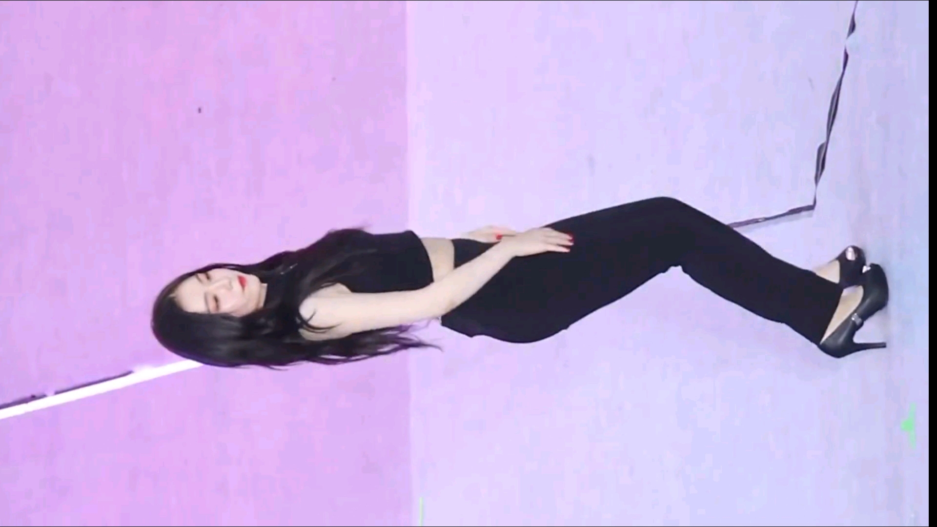 裴珠泫黑色紧身裤