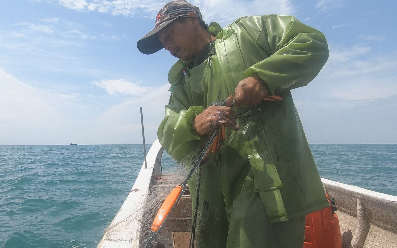 阿雄开船去外海赶海抓的都是新鲜海货全部拿回家做给小孩吃