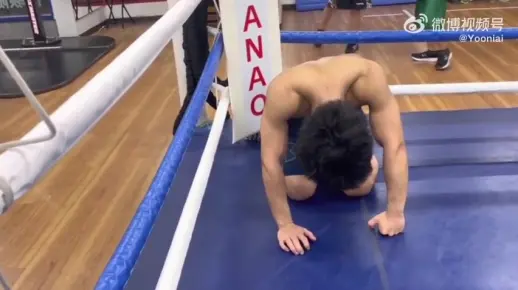 运动小哥哥的腹肌抗击打训练，看起来很辛苦的样子