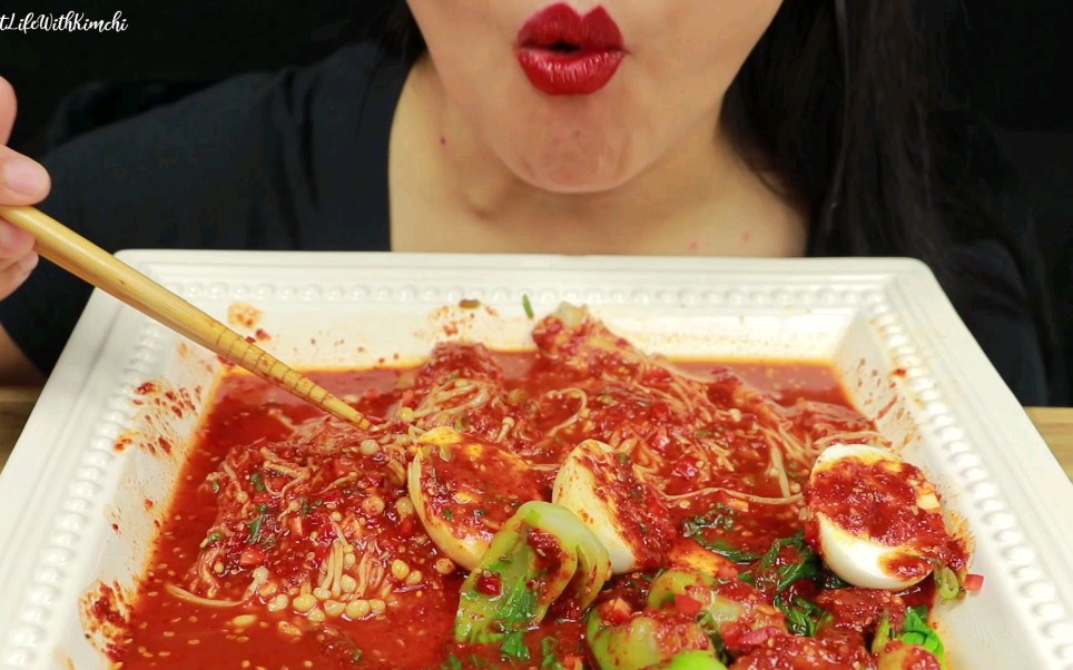 【Eat Life With Kimchi】金针菇和小白菜蘸韩式辣酱（新）_哔哩哔哩_bilibili