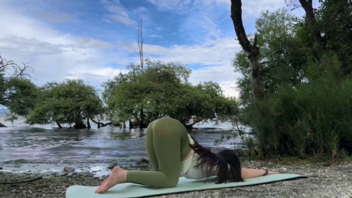 Come and stretch with Missy!