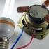 使用喇叭磁铁连接三圆线圈发明电磁发电机，点亮灯泡