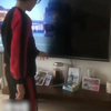 电视一半黑屏，男孩大胆拆机修理，随后一番操作让人惊呆