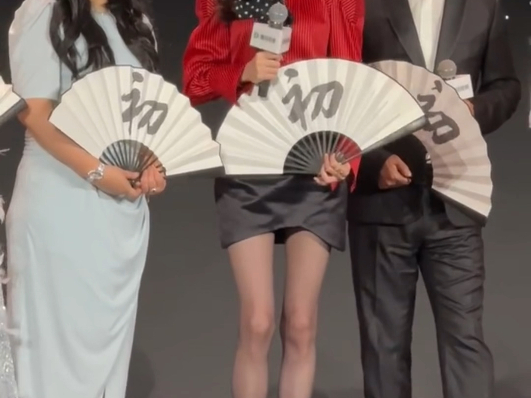 唐嫣丝袜大长腿鹅剧盛典现场，这腿绝了