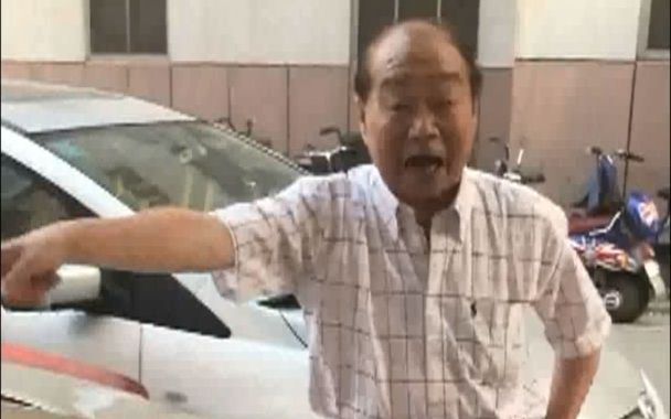 老革命立场正,乱停车就要砸车判两年,霸气大爷口气大,敢在中海南停车