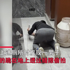 男子在女厕所跪地偷拍，女生抓现行大声喝止并报警，结局太舒适