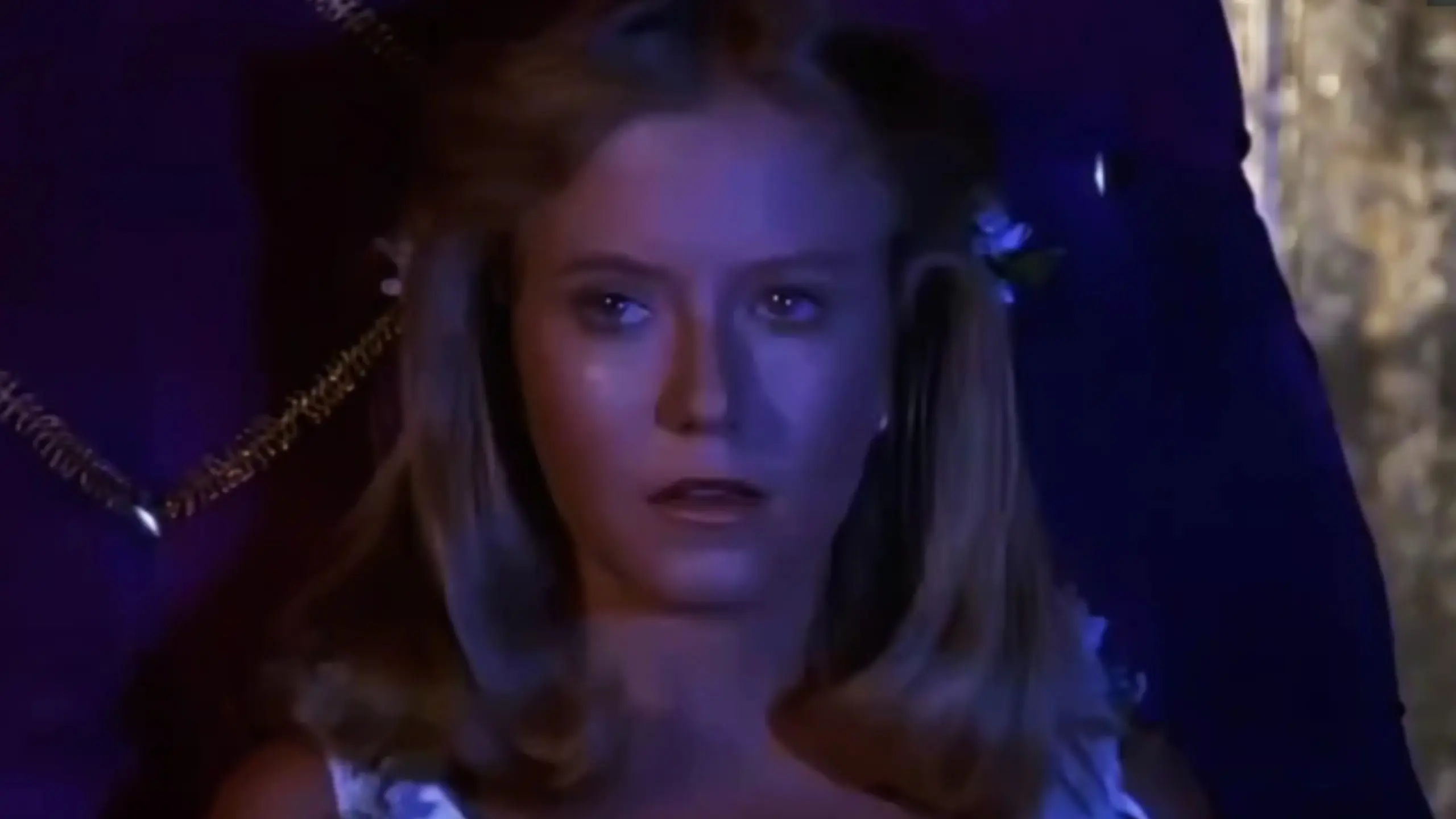 美女被男子催眠洗脑控制变得乖巧听话唯命是从