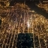 高空俯瞰纽约夜景，曼哈顿如同一块金黄闪亮的电路板