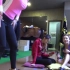 三位美女瑜伽房里做健身训练