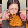 吃火鸡面最生猛的博主 一包火鸡面“一口秒”最后一个真不怕噎着