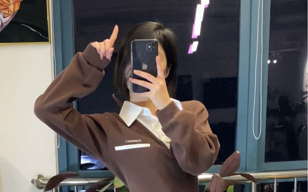 对于这种温柔的肤色丝袜，短发女孩也抵抗不了哇