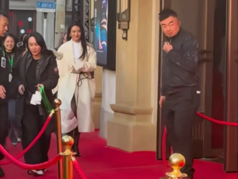 舒淇活动黑丝高跟鞋